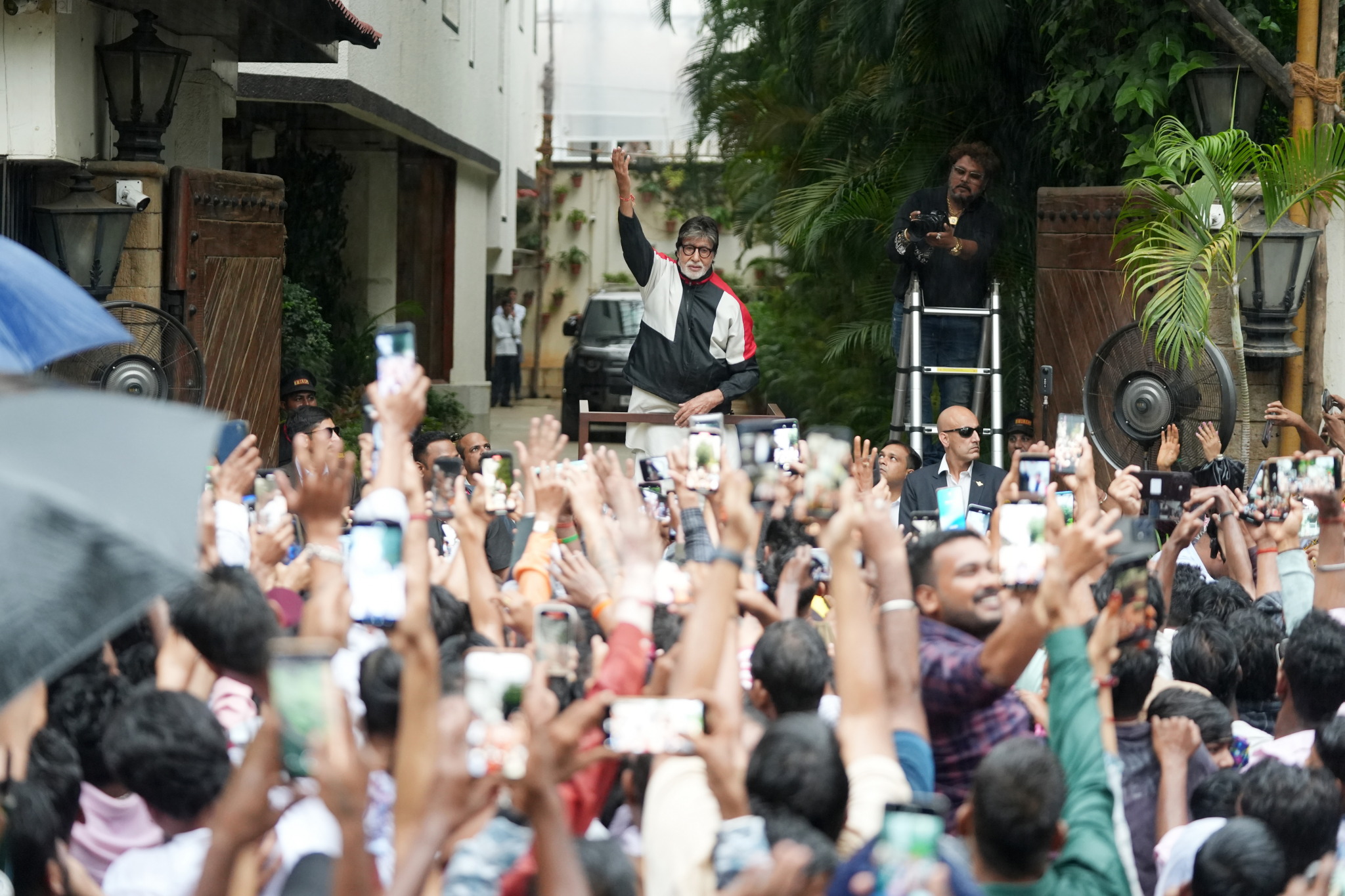 “Amitabh Bachchan’s Sunday Darshan – Where Love Meets Legacy ❤️🌟”